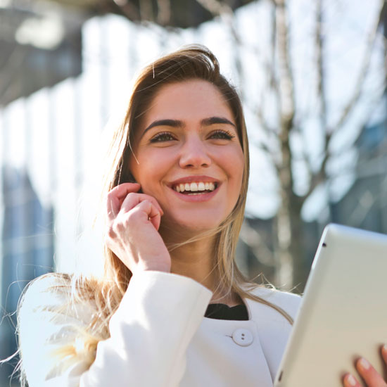 utilisatrice heureuse connectée téléphone