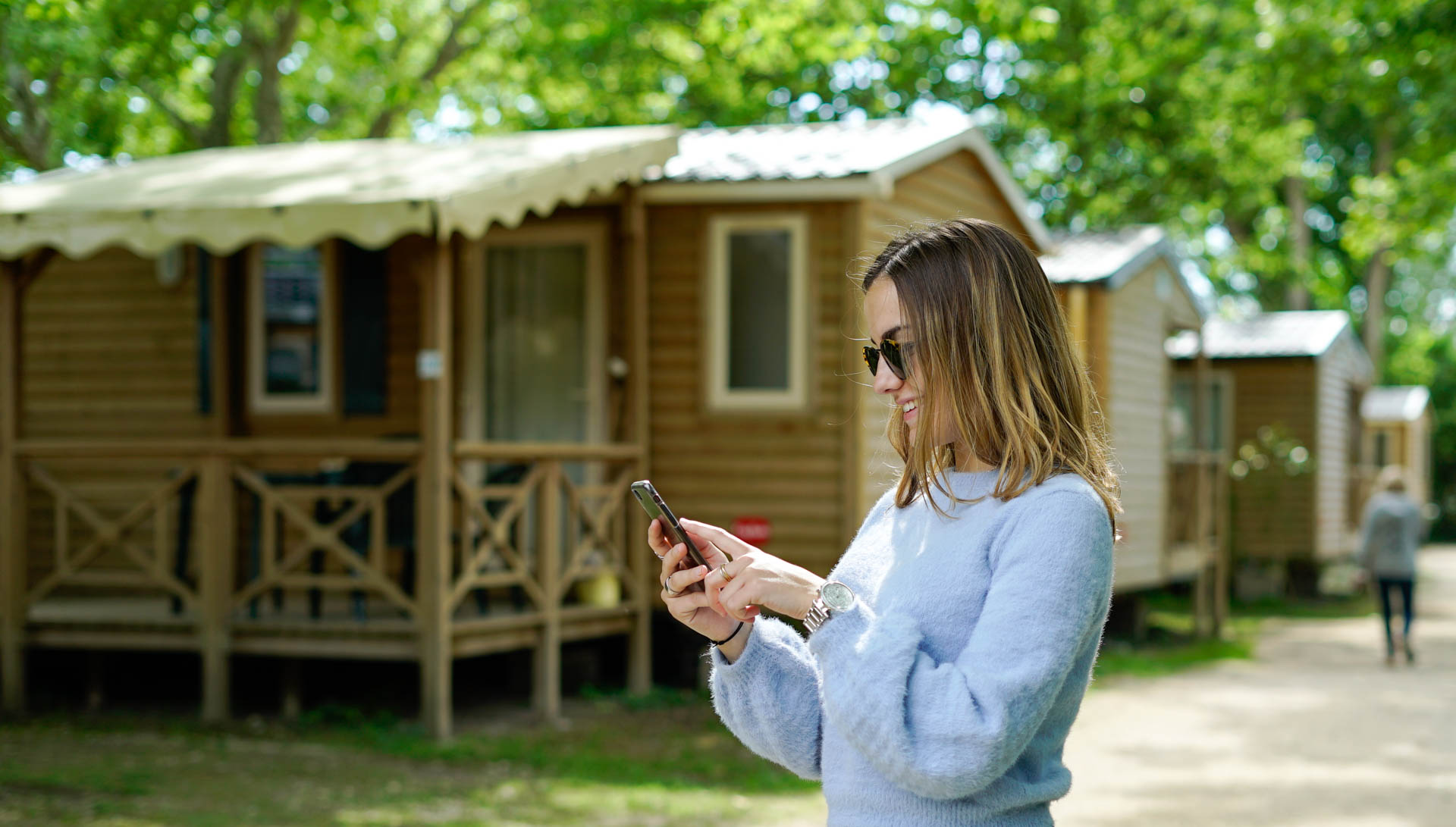 utilisatrice heureuse wiizone connectée smartphone