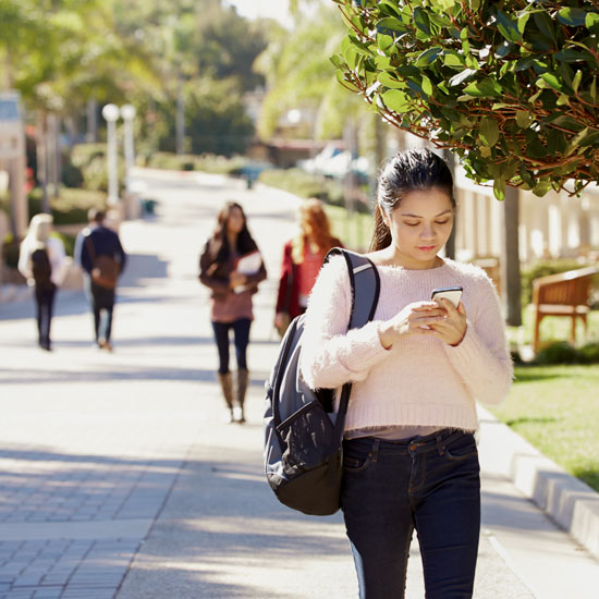 etudiante utilisatrice smartphone connectee wifi etudiant wiizone