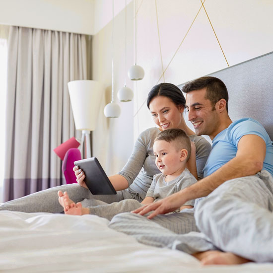 famille chambre hotel bebe regardant ipad connecte wiifi haut debit wiizone